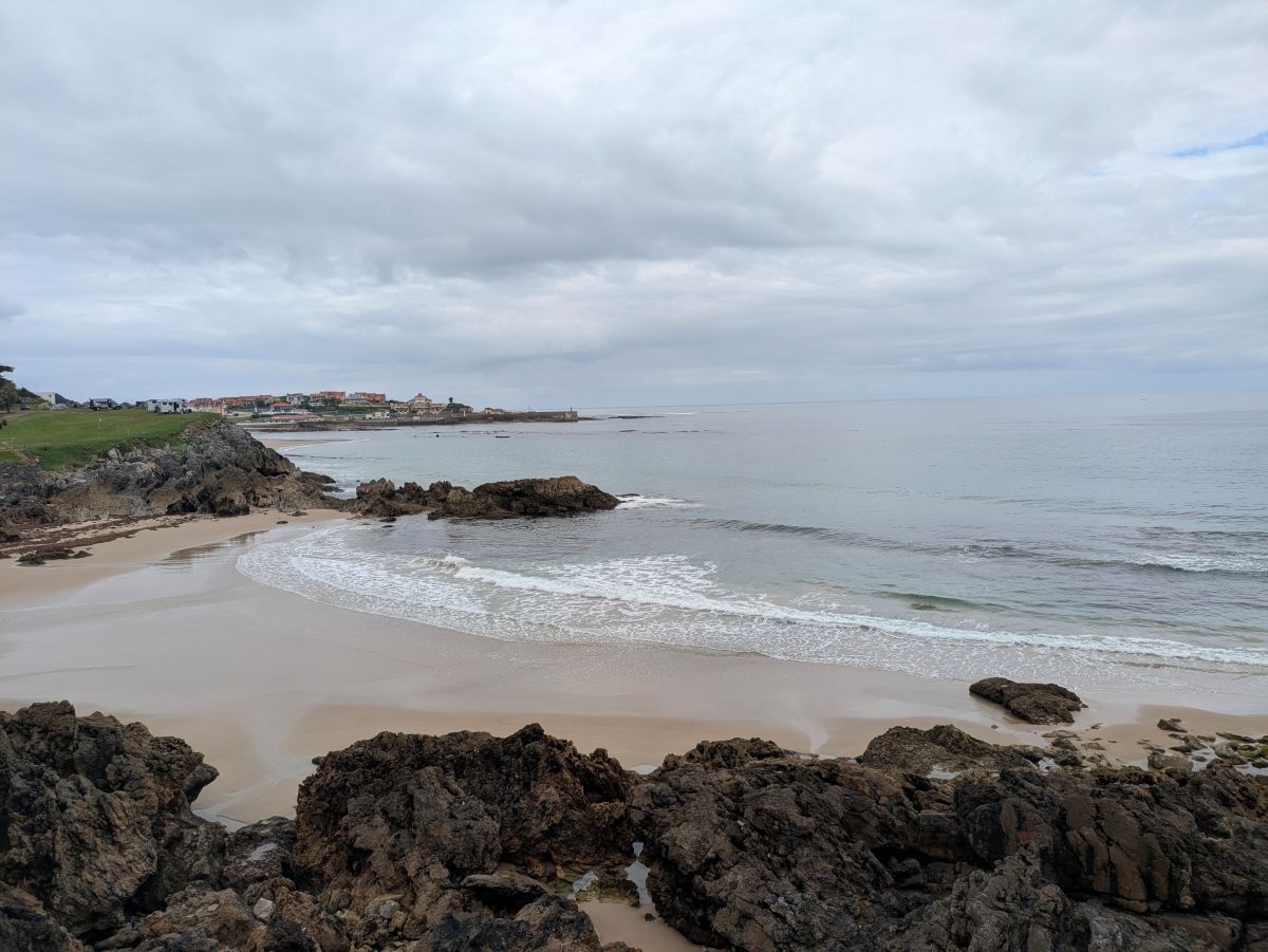 11-im Hintergrund liegt Comillas